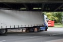 LKW blieb unter Bruecke haengen Koeln Ehrenfeld Innere Kanalstr Hornstr P335